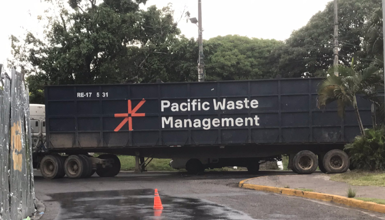 Choque entre rastra y camión en redondel frente a Unicentro en Soyapango