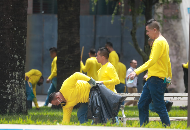 500 reos en fase de confianza colaboran con tareas de limpieza en la capital