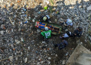 Cruz Verde rescata a un hombre que cayó al fondo en puente de Lourdes Colón