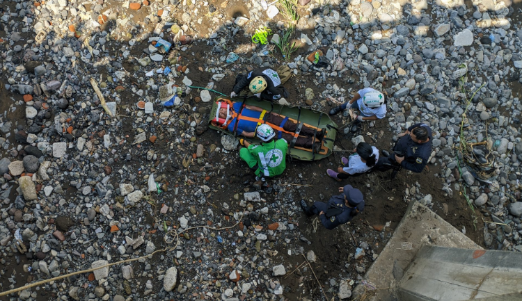 Cruz Verde rescata a un hombre que cayó al fondo en puente de Lourdes Colón