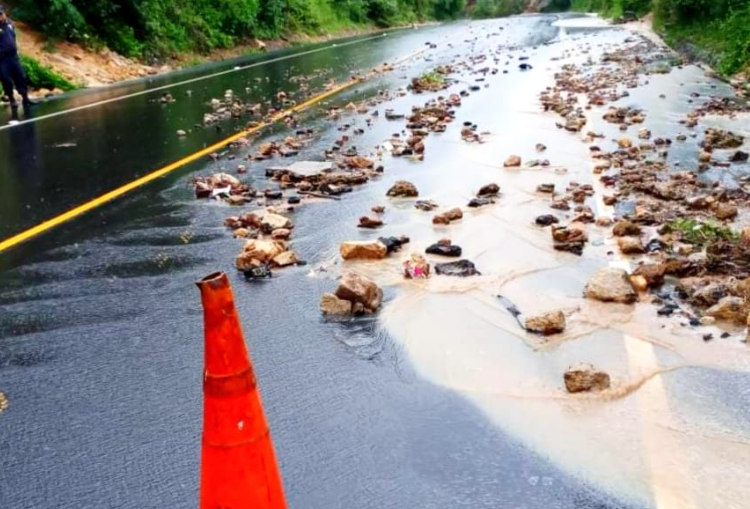PNC reporta derrumbes en carretera hacia San Ignacio e inundaciones en Citalá por lluvias en Chalatenango