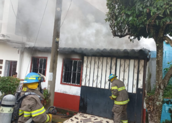 Bomberos sofocan incendio en vivienda de residencial Altavista