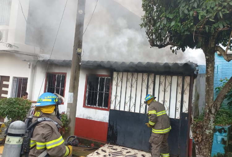 Bomberos sofocan incendio en vivienda de residencial Altavista