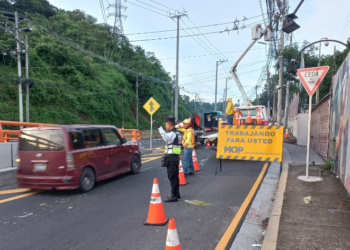 Paso restringido en calle al puerto de La Libertad por retiro de postes del tendido eléctrico