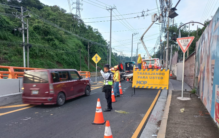 Paso restringido en calle al puerto de La Libertad por retiro de postes del tendido eléctrico