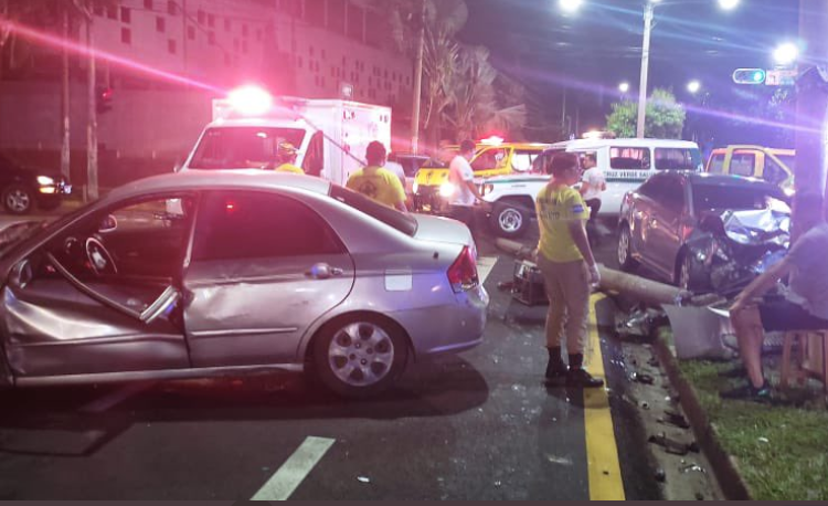 Conductora lesionada en aparatoso accidente sobre la Alameda Manuel Enrique Araujo
