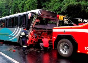 Dos lesionados deja choque de bus contra árbol caído sobre la carretera en El Congo, Santa Ana
