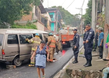 Dos lesionados en triple choque en una calle de Chalatenango