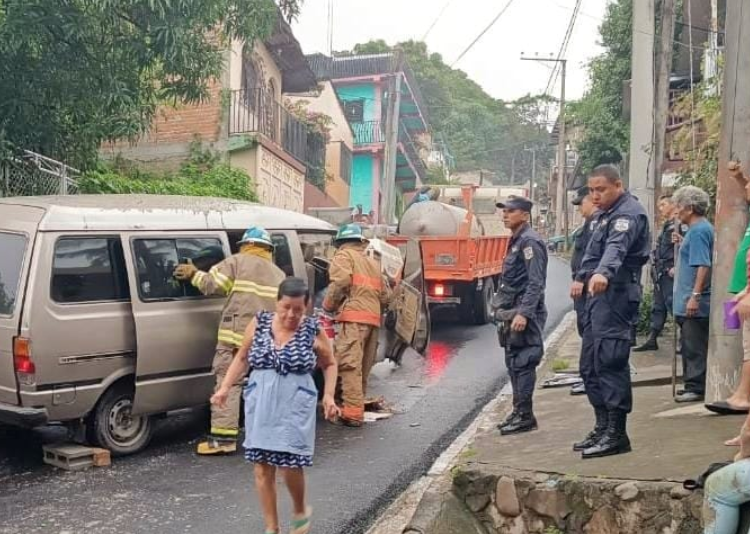 Dos lesionados en triple choque en una calle de Chalatenango
