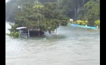 (VIDEO) Vertiente del balneario Apuzunga se desborda e inunda parte del centro turístico en Metapán
