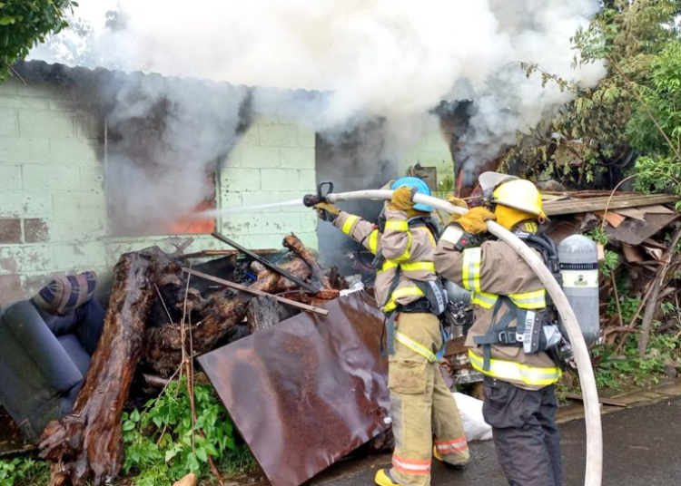 Bomberos sofocan incendio en cantón Cutumay Camones de Santa Ana