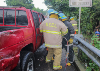 Rescatan a conductor de pick up accidentando en San Pedro Perulapán