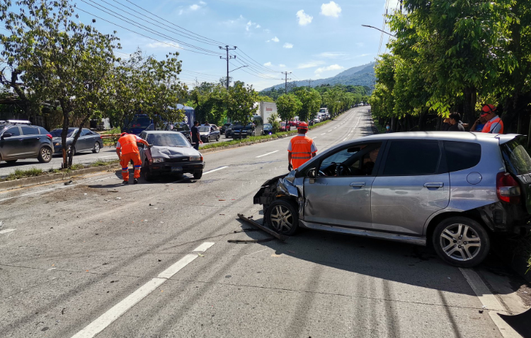 Reportan accidente de tránsito en carretera de Comalapa a San Salvador, cerca de Jardines del Recuerdo