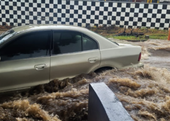Fuertes lluvias inundan calles de Santa Ana, la PNC ha restringido el paso