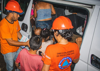 Protección Civil traslada familias afectadas por inundaciones en colonias de Santa Ana