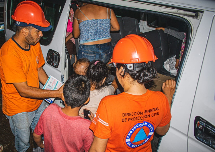 Protección Civil traslada familias afectadas por inundaciones en colonias de Santa Ana