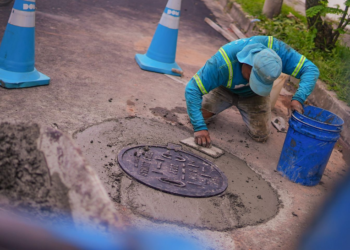 La DOM repara y recupera tapaderas de alcantarillas en las calles de San Salvador