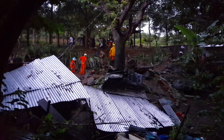 Joven muere soterrado por colapso de un muro en Ozatlán, Usulután
