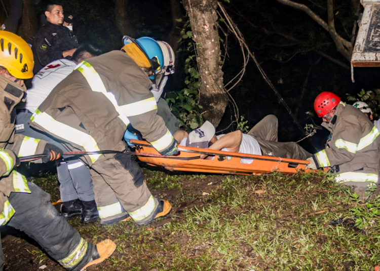 Bomberos y socorristas rescatan a conductor de camión accidentado esta madrugada