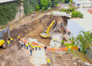 (VIDEO) Bóveda con capacidad insuficiente para el cauce de la quebrada y tuberías inadecuadas causan los colapsos en Brisas de San Francisco