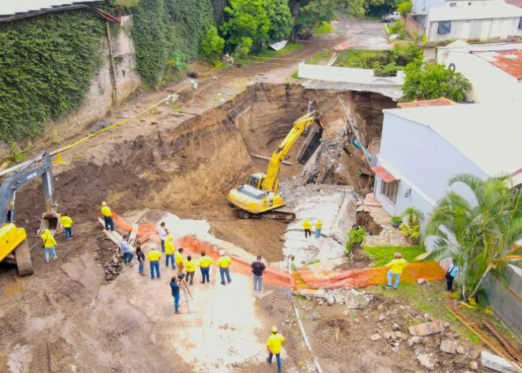 (VIDEO) Bóveda con capacidad insuficiente para el cauce de la quebrada y tuberías inadecuadas causan los colapsos en Brisas de San Francisco