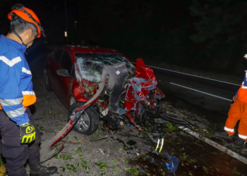 Una persona lesionada dejó aparatoso accidente de tres vehículos en la carretera hacia Comalapa