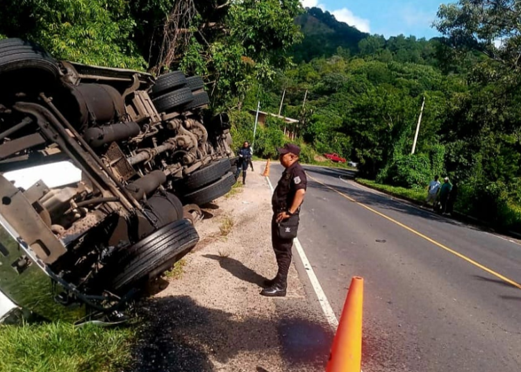Una rastra volcó en la carretera entre San Cristóbal y Santa Ana, el conductor resultó lesionado