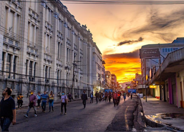 (IMÁGENES) De día y de noche, así avanza el proyecto de recuperación de calles en el centro histórico de San Salvador