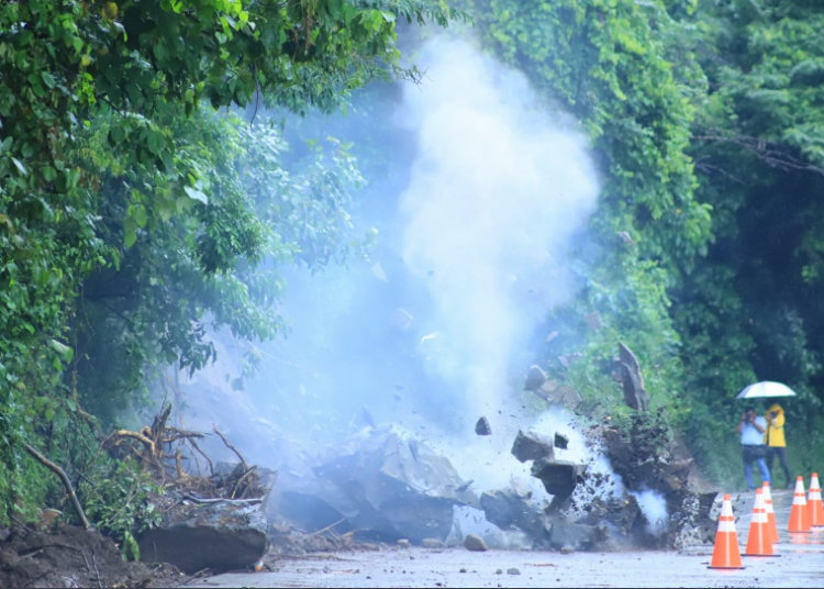 Protección Civil dinamita roca en la zona de Los Chorros y habilita el paso sobre la Panamericana