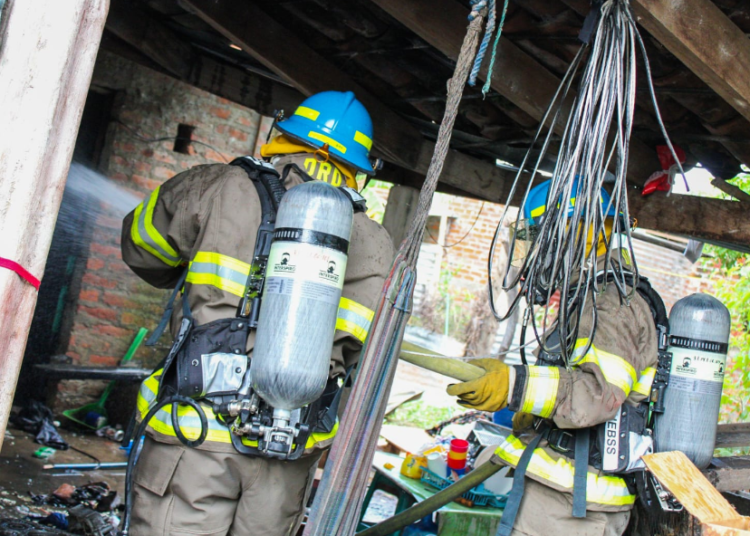 Bomberos sofocan incendio en vivienda de Nueva Concepción, Chalatenango