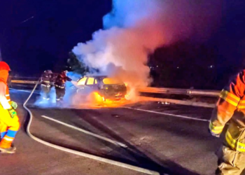 Bomberos apagan vehículo incendiado en la bajada hacia redondel Integración