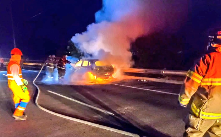 Bomberos apagan vehículo incendiado en la bajada hacia redondel Integración