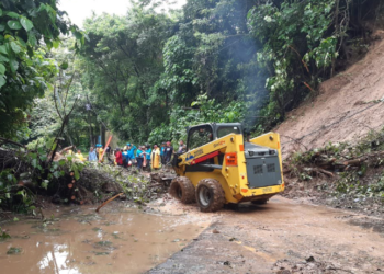 FOVIAL trabaja para despejar derrumbe en la carretera de Panchimalco a San Salvador