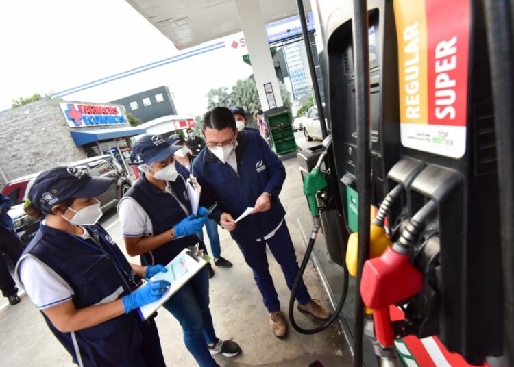 Defensoría mantiene inspecciones a precios de combustibles en distintos puntos de San Salvador