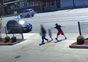 (VIDEO) Un hombre ofrece dinero a una madre por su hija de 5 años y luego intenta raptarla a plena luz del día