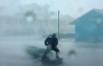 (VIDEO) El reconocido meteorólogo Jim Cantore lucha contra los vientos del huracán Ian