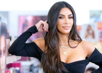 Kim Kardashian recibe demanda de una mujer que asegura que sus fajas «arrancan» la piel