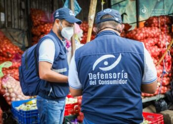 Verifican precios de la canasta básica en mercado La Tiendona