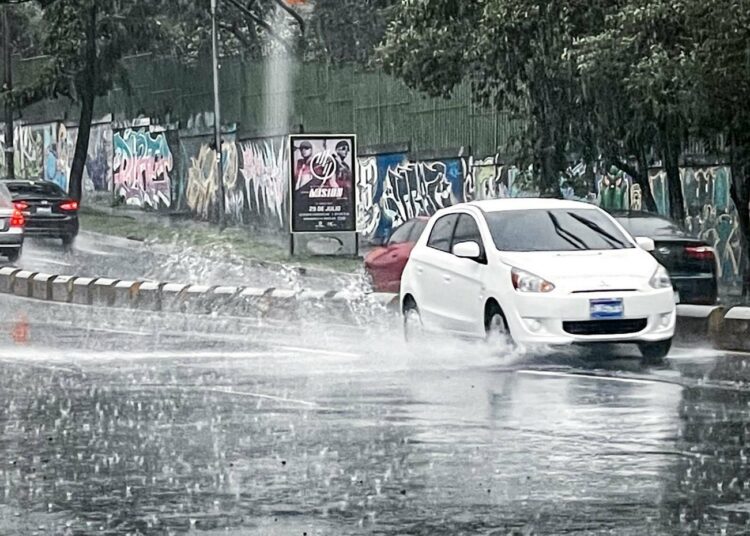 Medio Ambiente pronostica fuertes lluvias con actividad eléctrica para la tarde y noche de este jueves
