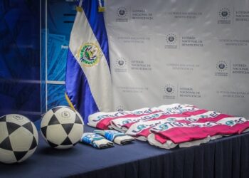 Lotería Nacional de Beneficiencia entrega uniformes e implementos deportivos a jóvenes de La Libertad