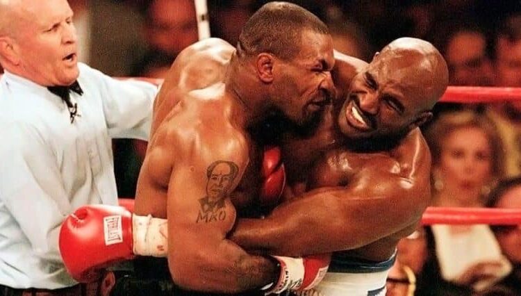 Serán subastados los guantes que Holyfield usó el día que Tyson le mordió la oreja