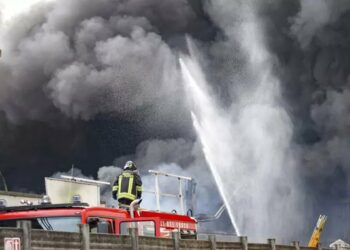 (VIDEOS) Un incendio arrasa una empresa química en Milán