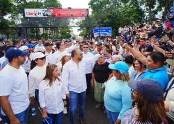 Salvadoreños ovacionan a diputados de NI que acudieron al desfile del Día de la Independencia
