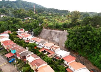 Gobierno entrega obras de protección en residencial Quintas Doradas, Panchimalco