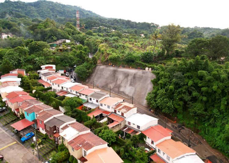 Gobierno entrega obras de protección en residencial Quintas Doradas, Panchimalco