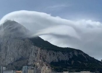 (VIDEO) Impresionante y cautivadora ‘ola’ de nubes ondulantes sobre el peñón de Gibraltar