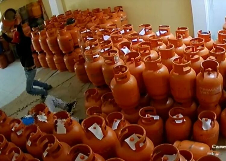 Perú: Hombre asesina a compañero de trabajo tras lanzarle un tambo de gas porque ‘Chucky’ lo poseyó