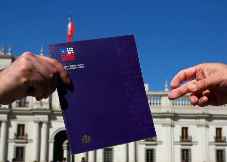 La incertidumbre marca la histórica elección para aprobar o rechazar la nueva constitución en Chile