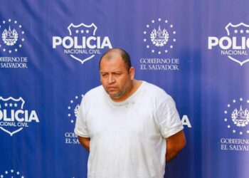 Autoridades presentan a policía acusado de robo de $60 mil de una empresa donde fingieron un allanamiento