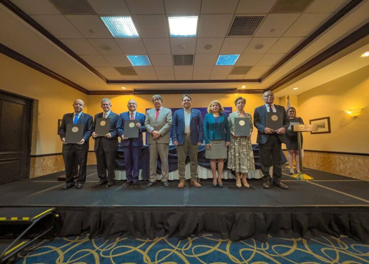 Vicepresidencia y MINED participan en entrega de credenciales de reacreditación a instituciones de educación superior